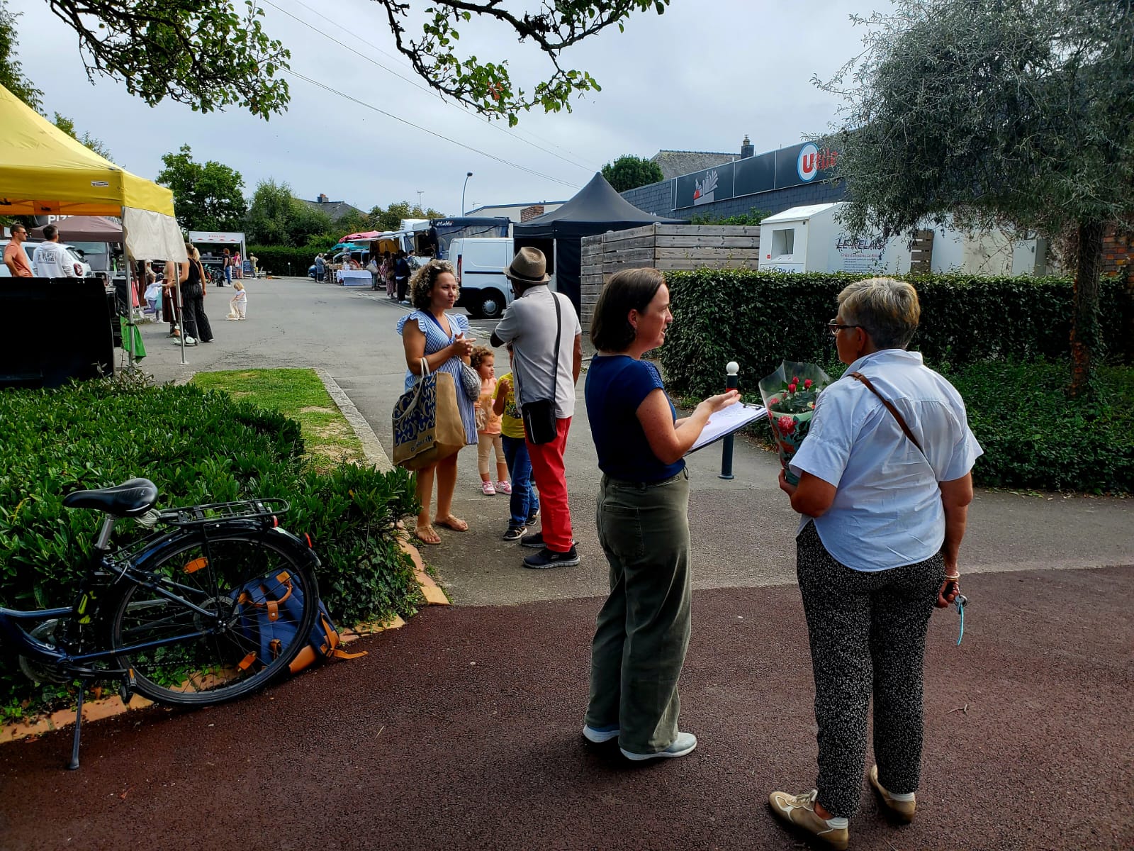 Echanges avec les habitant.es lors des marchés du mardi matin et du vendredi après-midi